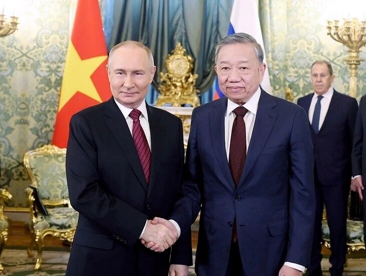 Tổng Bí thư Tô Lâm bắt tay Tổng thống Nga Putin trước hội đàm hẹp.